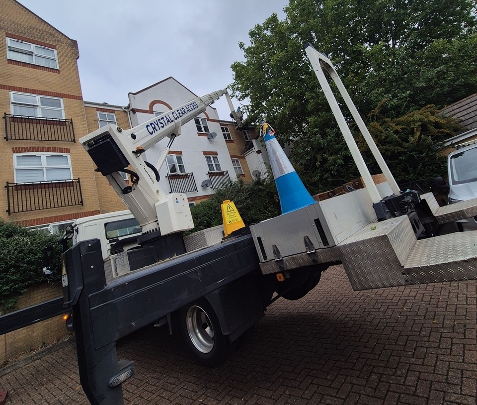 Large outreach cherry picker